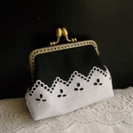  アンティーク手刺繍カットワークレース&黒リネンがま口S