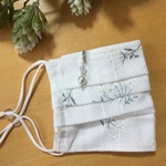 【再販】チャーム付き⭐プリーツマスク【綿レース　ホワイト白花柄】ノーズワイヤー、フィルターポケット、抗菌クレンゼ生地使用、不織布マスクカバーにも