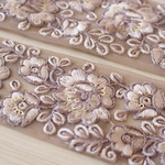 インド刺繍リボンᢂワントーンフラワー　ベージュ　インド刺繍/インドリボン/刺繍リボン/リボン/シルクリボン/トリム/ブレード/ジャガードリボン/チロリアンテープ/レース/チュール/チュールレース
