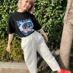 エンボス加工の白花柄パンツ