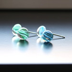 wave ブルー/ グリーン　一粒ガラスのスタッドピアス / イヤリング　サージカルステンレス / 樹脂ピアス