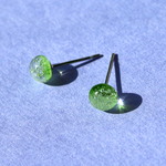 bubble  琉球ガラス グリーン 一粒ガラスのスタッドピアス / イヤリング　サージカルステンレス / 樹脂ピアス