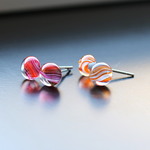 wave レッド / オレンジ　一粒ガラスのスタッドピアス / イヤリング　サージカルステンレス / 樹脂ピアス