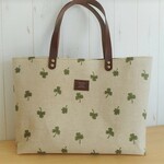 ナチュラルなクローバー刺繍の大きめトート　　