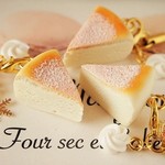 ミニスフレチーズケーキと雪の結晶のストラップ