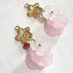 桜とピンクの花びらピアス（イヤリング）