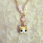 おっとり猫さんのネックレス（金属アレルギー対応）