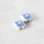 SALE＊青藤＊美濃焼 ✽ 小さなお花のピアス／イヤリング【金属アレルギー対応】紫陽花　ブルー（チタン　樹脂　ニッケルフリー　クリップ式　ネジバネ式）