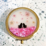 1点のみ。光る寄り添う黒猫と桜のピルケース  大サイズ