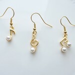 パール メロディーピアス ゴールド 揺れる ノンホールピアス