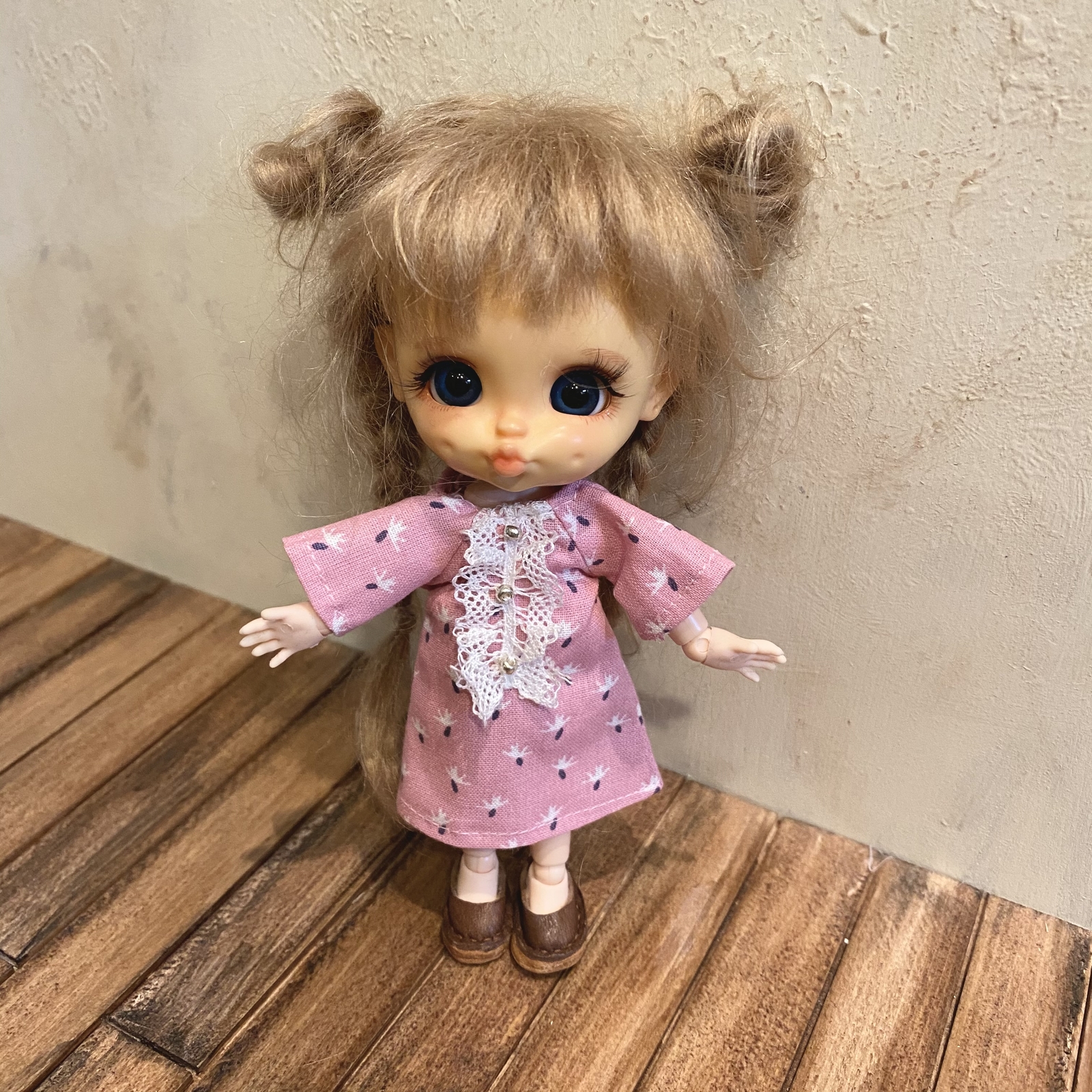 オビツ11 / プチブライス対応 ピンク刺繍ワンピース & ニット帽子セット オビツ11 / プチブライス対応 ピンク刺繍ワンピース & ニット