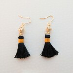 ミニタッセルとゴールドすかしチャームのピアス　001