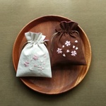 【季節のらくがき 刺繍・卯月／桜】小さめ巾着 〔綿麻〕