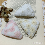 お花刺繍の三角パッチンピン