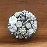 ビーズ刺繍くるみボタン（ヘアゴム/ブローチ）