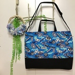 現品限り❗️【完成品】 W45×35cm ★ 青色 英字 アメ車 車 エンブレム 標識柄 ★ ショルダーひもつき大きめレッスバッグ