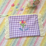 チューリップ刺繍のぺたんこポーチ