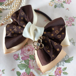 【新作】モノグラム柄(ブラウン)のチャーム付きフリルリボン ヘアゴム