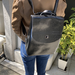 【予約販売】6月末頃の発送予定☆大きめなフラップのレザー3wayリュック&ショルダー☆A4サイズ収納☆中仕切り有り☆ブラック色