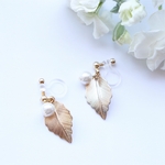 葉っぱとホワイトパール♡　揺れるピアス/樹脂ノンホールピアス（イヤリング）
