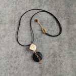 ドイツヴィンテージとシェルビーズのブラックコードペンダント