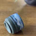 新緑の山々と青い海を思わせる眺めの美しい湯呑み茶碗