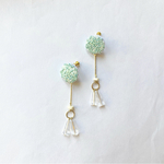 【特集掲載】ミントグリーンの水面(ビーズ刺繍とゆらゆらクリスタルのイヤリング) 金属アレルギー対応金具　ニッケルフリー　個性派　春夏