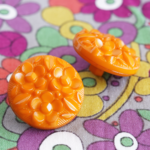 花のレリーフのボタン15mm　マスタード2個　フランス製