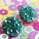 花のレリーフのボタン15mm　グリーン2個　フランス製