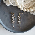 クリスタルリーフ　ロングウェーブピアス／イヤリング