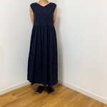 【SALE】ノースリーブ●ロングワンピース●着丈122.5ｃｍ●綿麻ドットジャガード●ネイビー●（水玉3ｃｍ）