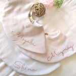 手刺繍のまんまるスタイ𓂃𓈒𓏸𓐍ナチュラルなラテカラー
