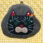 お花をつけた黒猫さんがま口