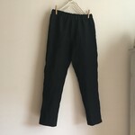 モイストウォッシュ加工リネン黒で作ったテーパードパンツ