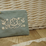 Sの刺繍のミニポーチ
