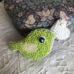 ビーズ刺繍のブローチ（黄緑色の小鳥）