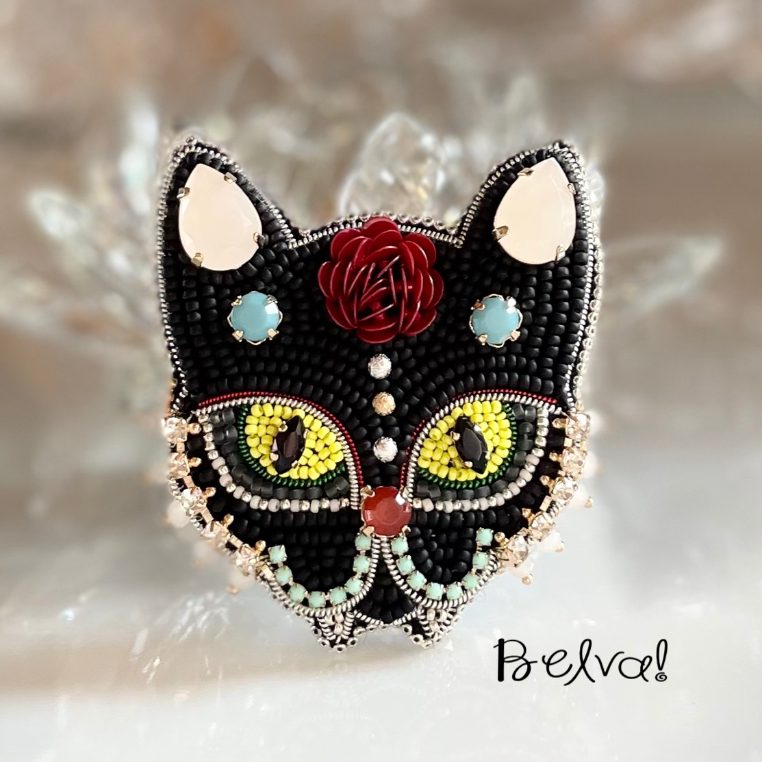 ビーズ刺繍のブローチ兼キーホルダー -カーニバルキャット