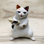 煙管を持った三点立ち化け三毛ねっこの置物