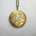 アンティークな雰囲気のロケットペンダントネックレス