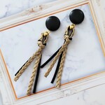 編み込みフェイクレザーのロングピアス