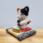 羊毛フェルトの三毛猫　花より団子