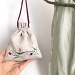 春の花刺繍の手のひら巾着／桜色リネンのチューリップ刺繍
