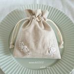 少し小さな手刺繍入り巾着袋 ～ white rose ～