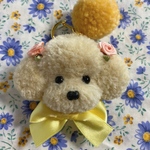 りぼん＆ミニぽんぽん付　毛糸のぽんぽん　トイプードルのキーホルダー（クリーム色）