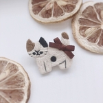 【3/28(日)20時〜販売】しっぽリボンの三毛猫刺繍ブローチ