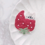 苺をかじる猫の刺繍ブローチ
