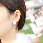 「 白い春風 」ゆらゆら 天然石 ピアス/イヤリング