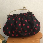 がま口バッグ　ウール混 ハートいっぱい黒