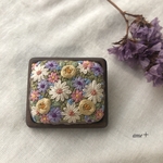 NEWサイズ）お花畑 刺繍木枠ブローチ