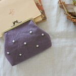ふじ色　小花　手刺繍　がま口ポーチ（小）　
